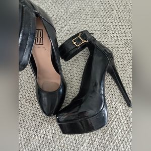 Women's 8 black pumps